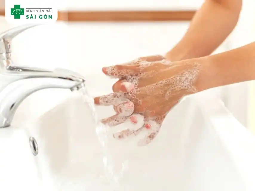 Rửa tay bằng xà phòng và nước sạch trước khi nhỏ