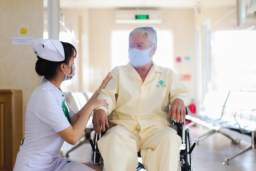 PATIENT CARE: Khi phụng sự bằng trái tim quý hơn ngàn liều thuốc