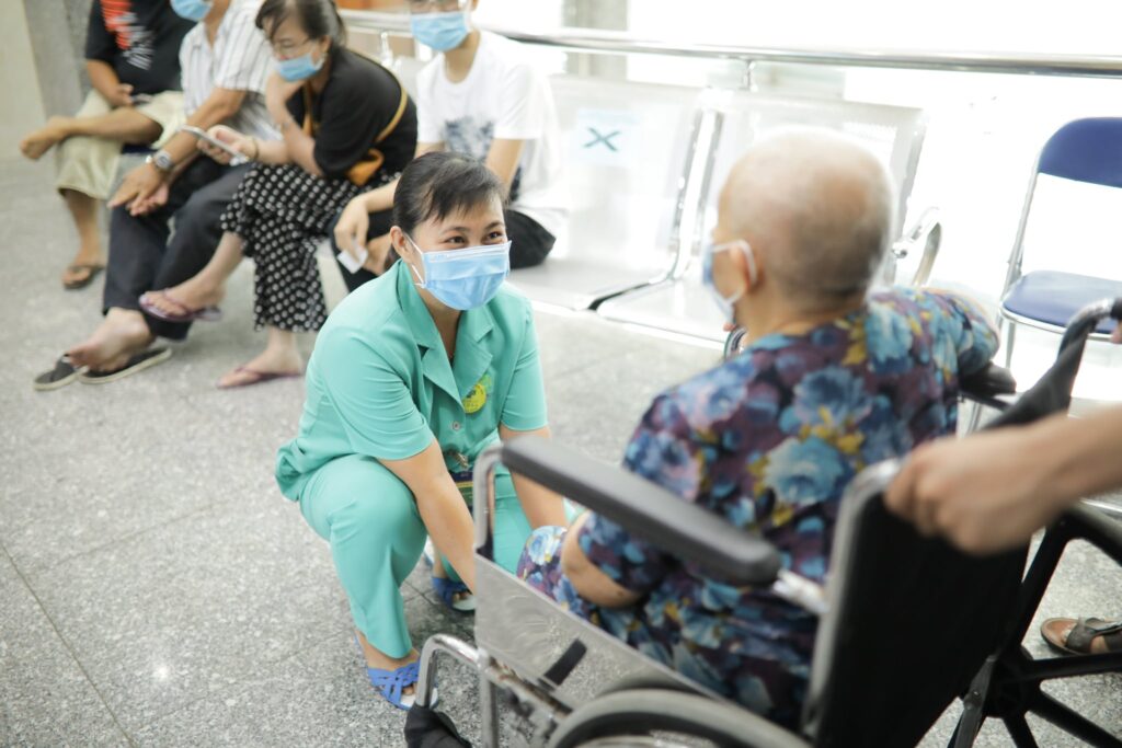 PATIENT CARE: Khi phụng sự bằng trái tim quý hơn ngàn liều thuốc