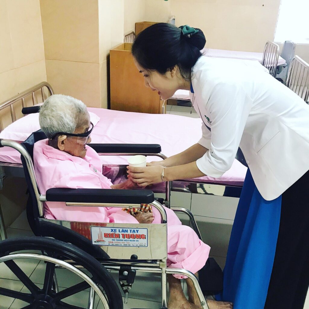 PATIENT CARE: Khi phụng sự bằng trái tim quý hơn ngàn liều thuốc