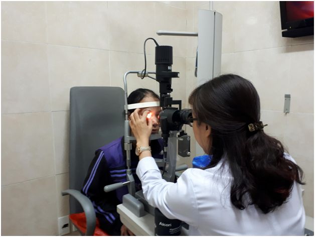BS Hà đang khám mắt cho bà Tại