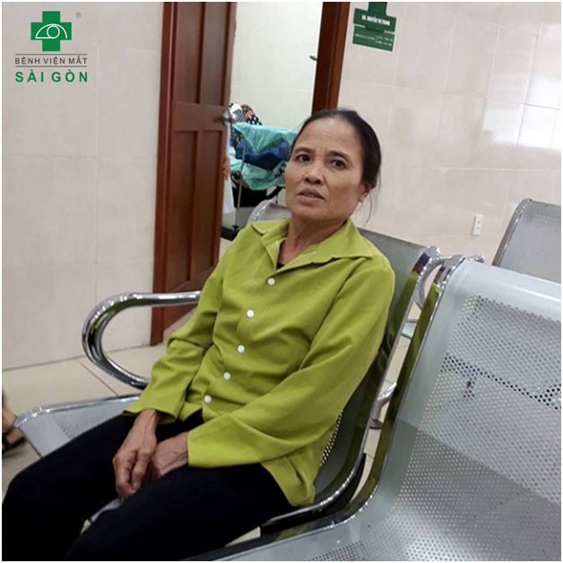 Bà Phạm Thị Nhung trong lần tái khám sau phẫu thuật thay thủy tinh thể