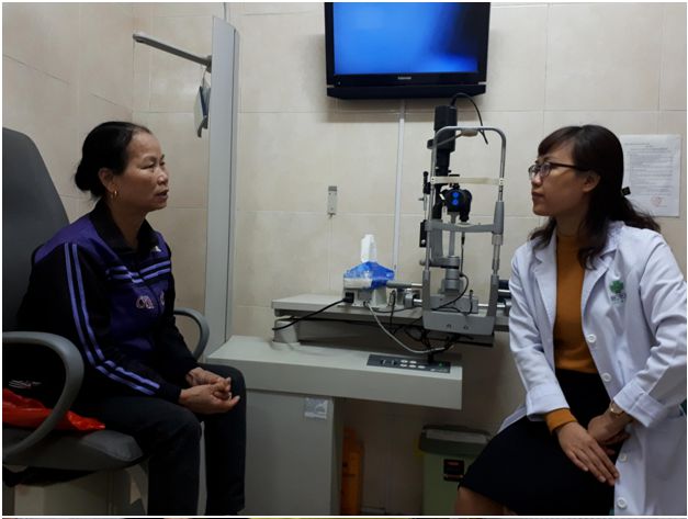 Bà Nguyễn Thị Tại đang trao đổi với BS Hà về tình trạng mắt của mình