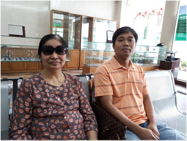 Bà Nguyễn Thị Thái và con trai trong lần tái khám sau phẫu thuật