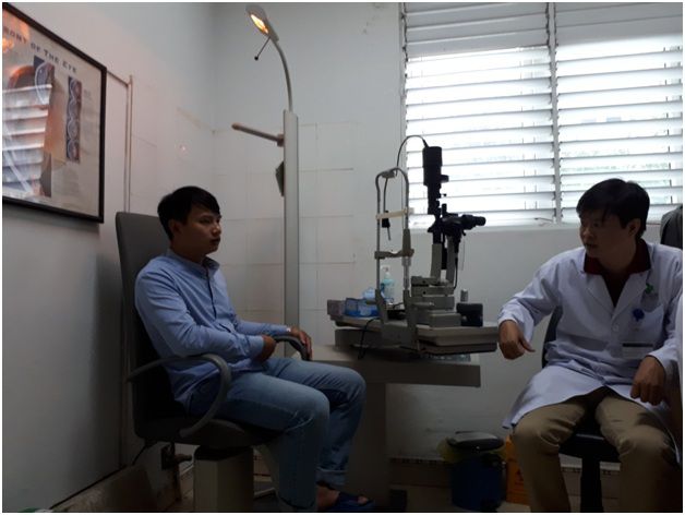 BS Nguyễn Minh Đức đang tư vấn cho bệnh nhân Đới Xuân Trường