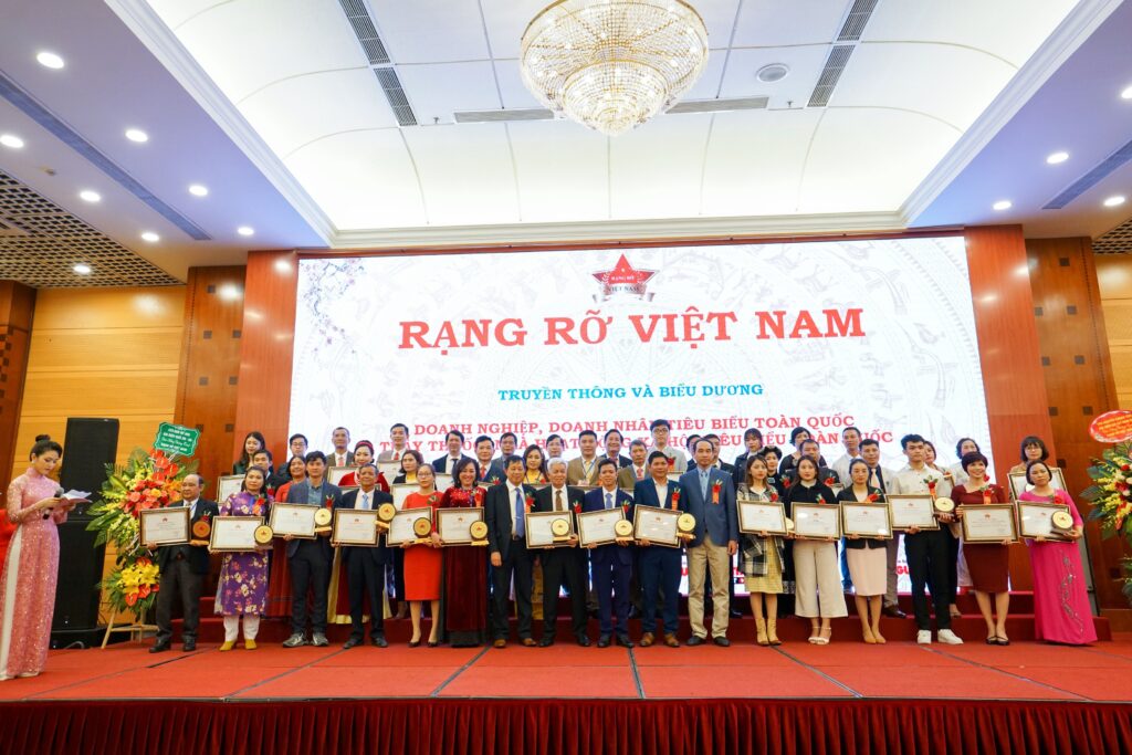 Chúc mừng BS.CKII Trần Văn Kết được Liên hiệp các Hội Khoa học & Kỹ Thuật Việt Nam phối hợp cùng Hiệp Hội Kinh Tế Thương Mại Việt Nam trao tặng giải thưởng “Bác sĩ Tiêu Biểu năm 2020”