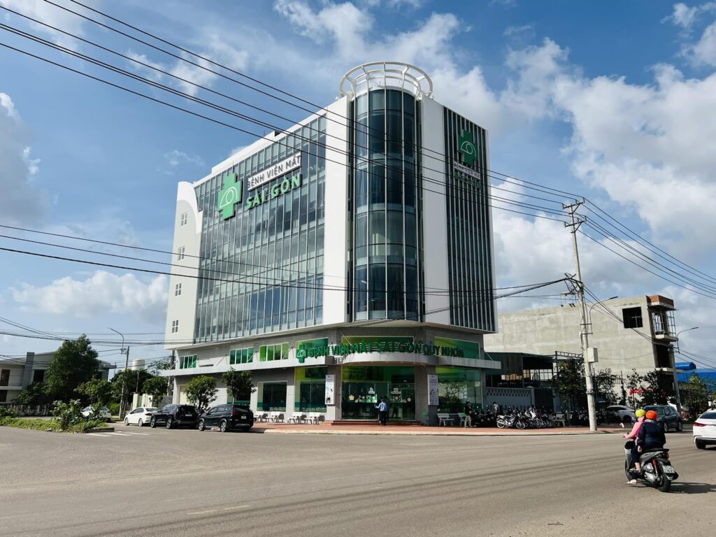 Bệnh viện mắt Sài Gòn Quy Nhơn nằm tại thành phố biển xinh đẹp Quy Nhơn, với đội ngũ bác sĩ giàu kinh nghiệm và trang bị hiện đại, đảm bảo mang lại chất lượng dịch vụ tốt nhất cho khách hàng. Hãy xem bản đồ để đến bệnh viện.