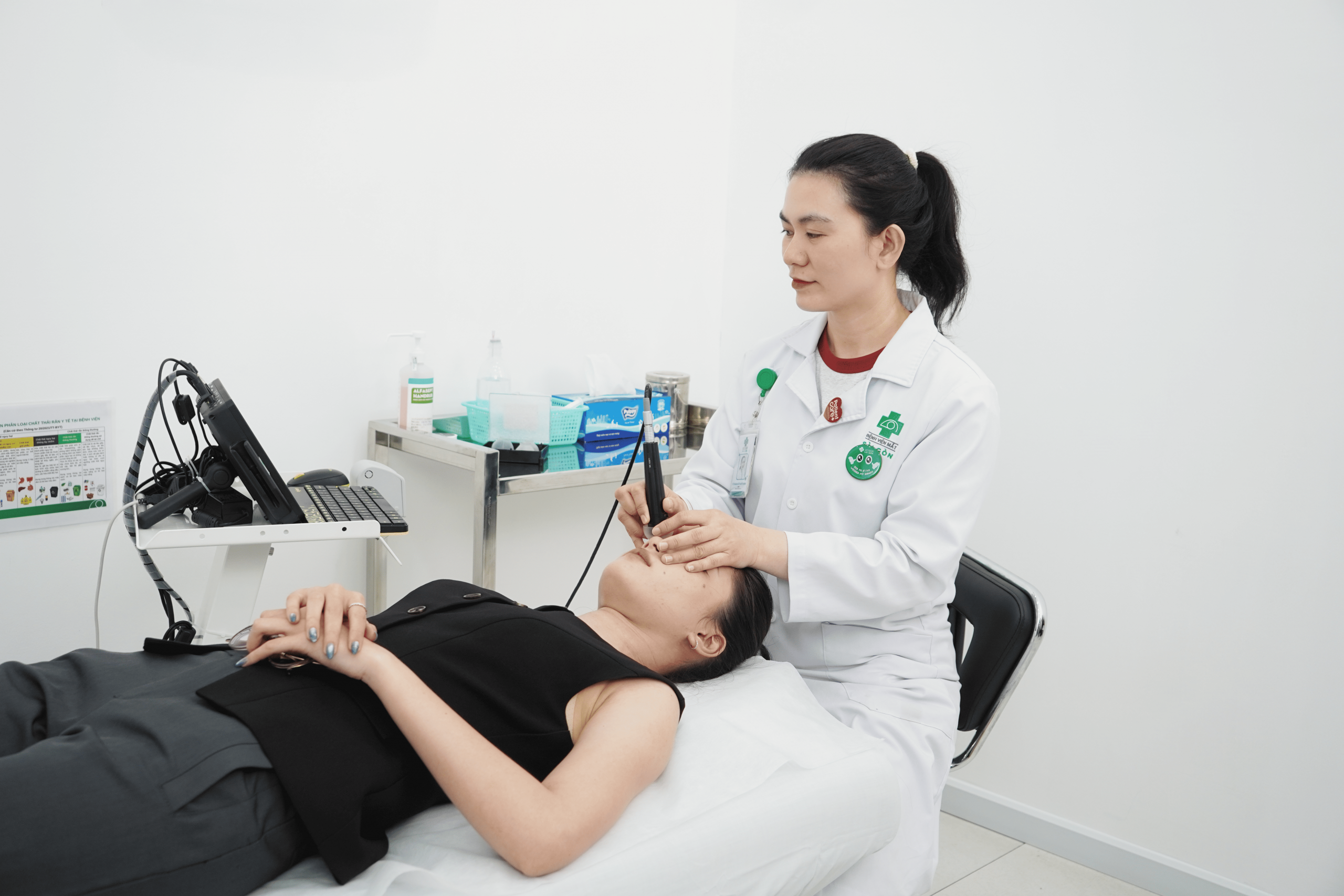 Khách hàng được siêu âm bằng máy UBM AI (Hãng Sonomed Escalon- Mỹ) trong quy trình khám trước xóa cận bằng công nghệ PHAKIC CustomEyes™ tại Bệnh viện Mắt Sài Gòn Ngô Gia Tự