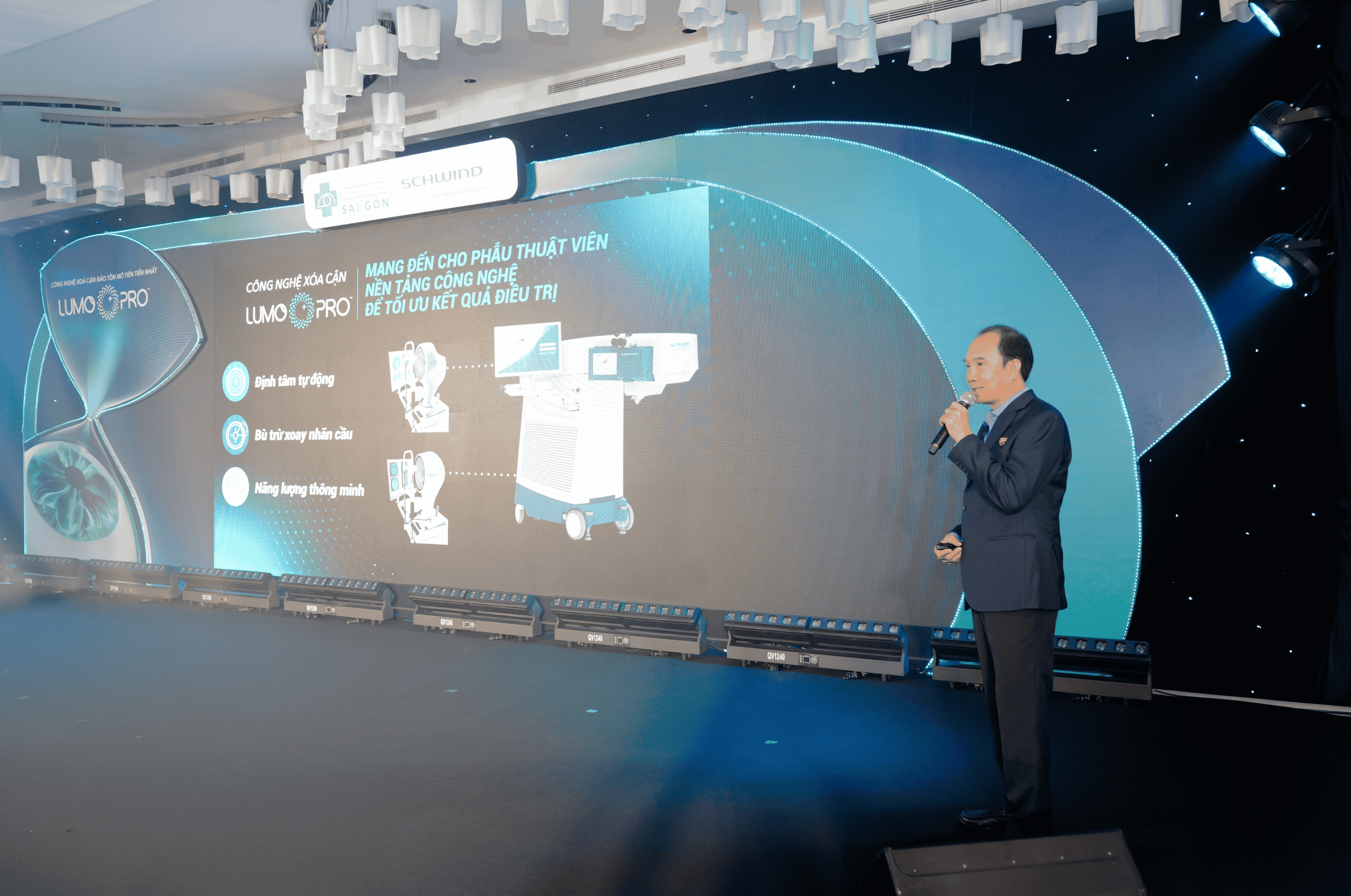 Thạc sĩ Bác sĩ Lê Nguyễn Huy Cường - Phó Giám đốc Mắt Sài Gòn Ngô Gia Tự đại diện đội ngũ chuyên môn nghiên cứu phát triển công nghệ - trình bày về các ưu việt của LUMOPRO™