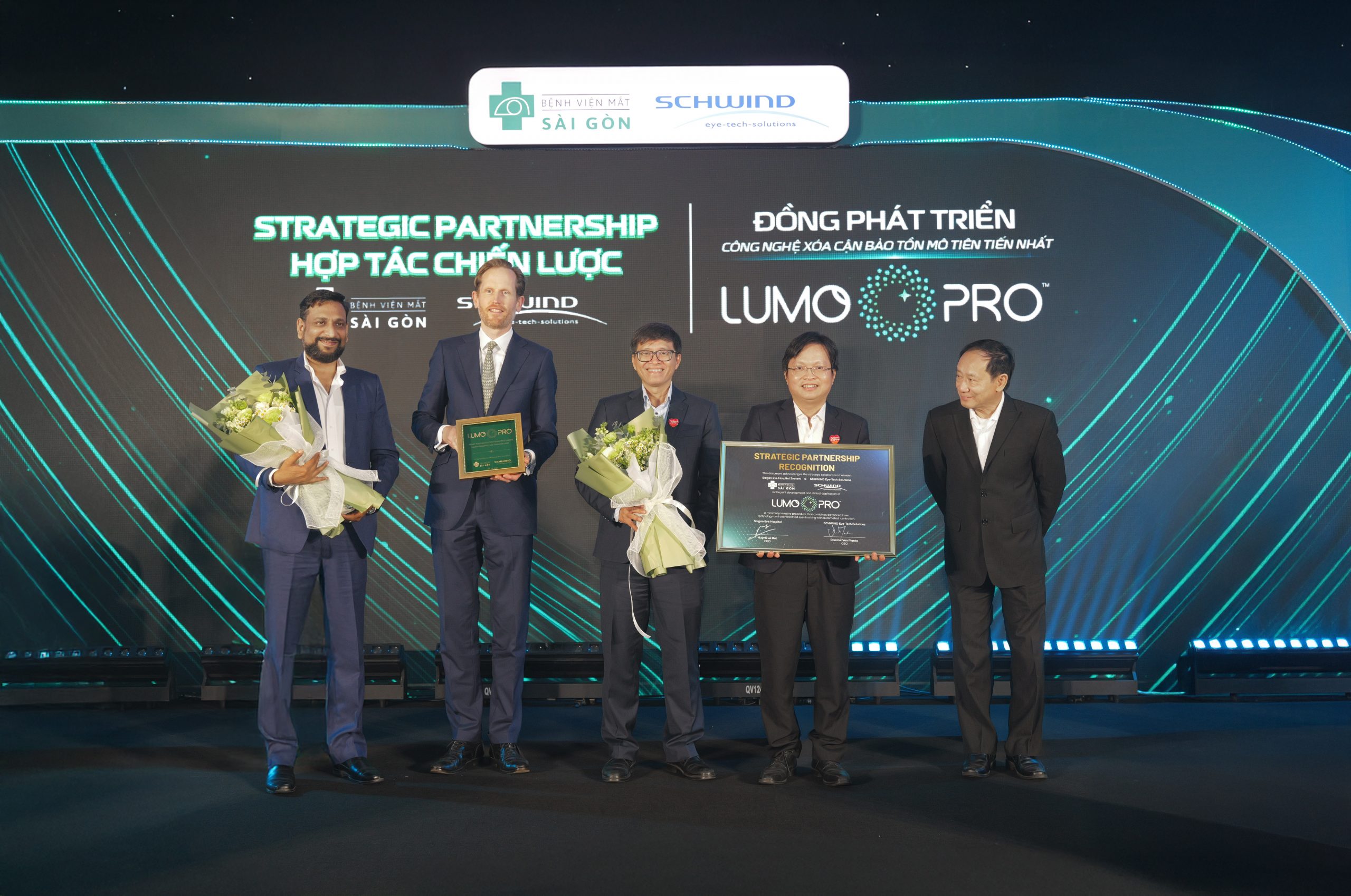 Ông Dominic Von Planta - Tổng Giám Đốc SCHWIND eye-tech-solutions trao chứng nhận Hợp tác chiến lược cho Ông Huỳnh Lê Đức và đội ngũ Hệ thống Bệnh viện Mắt Sài Gòn