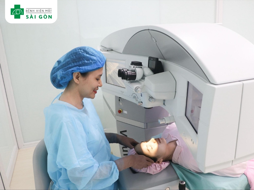 Bác sĩ dùng phương pháp mổ cận an toàn