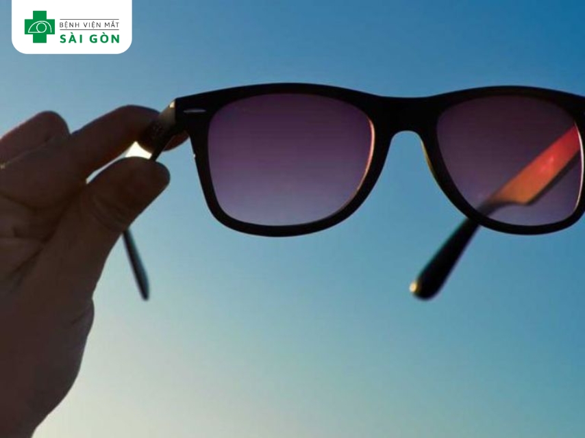 Kính râm giúp bảo vệ mắt khỏi tia UV khi ra ngoài trời