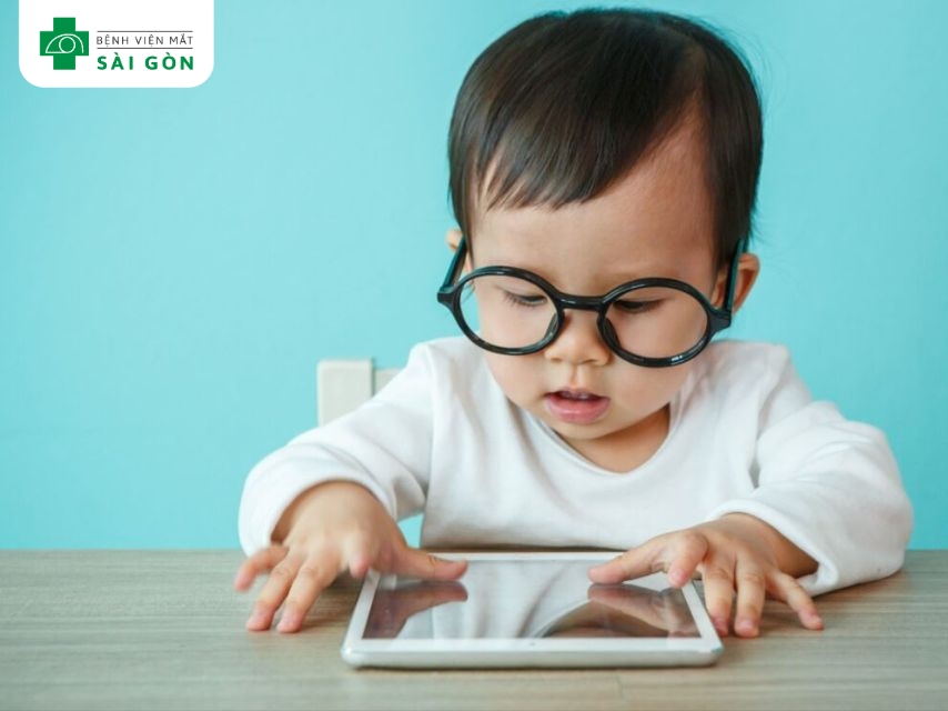 Tái cận do cận bẩm sinh