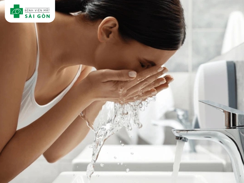 Cát, bụi và thiêu thân có thể gây ngứa mắt