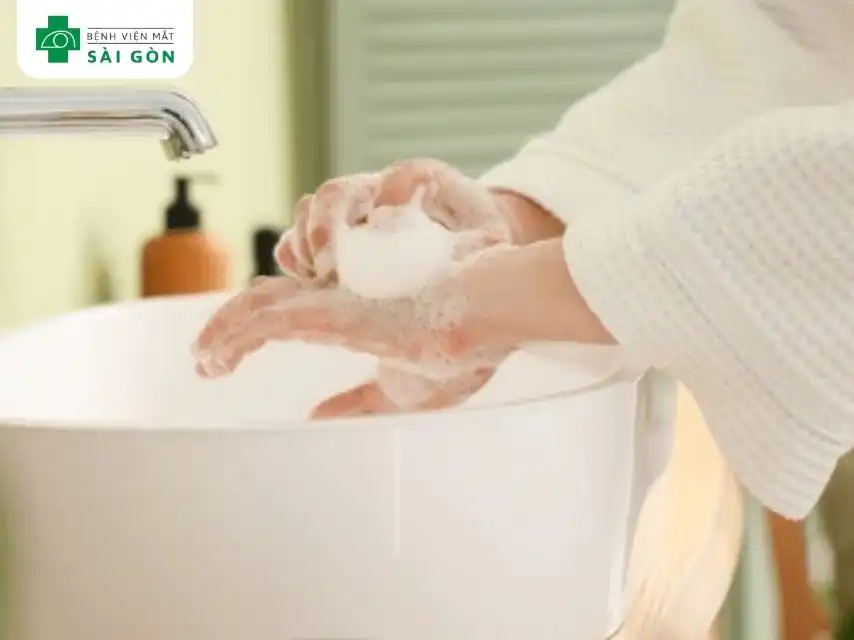 Rửa tay sạch khi vệ sinh mắt