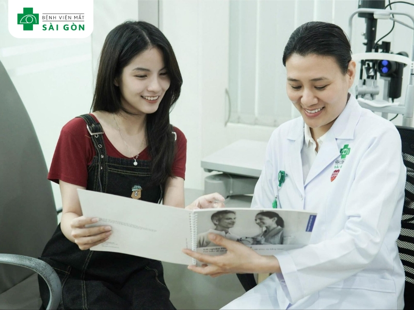 Bác sĩ hướng dẫn chăm sóc sau mổ cận