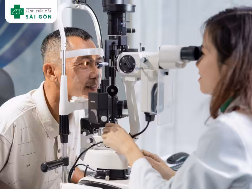 Bác sĩ sẽ kiểm tra khúc xạ