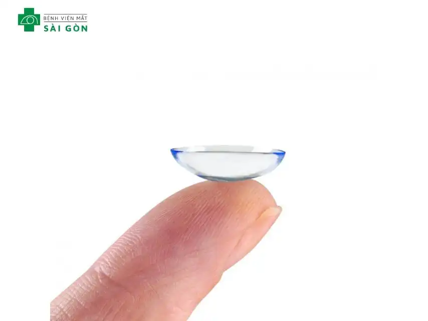 Khi chọn chất liệu lens, Hydrogel là lựa chọn phổ biến nhờ độ ẩm cao