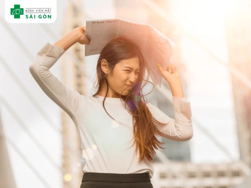 Nheo mắt giảm khó chịu khi ánh sáng chiếu