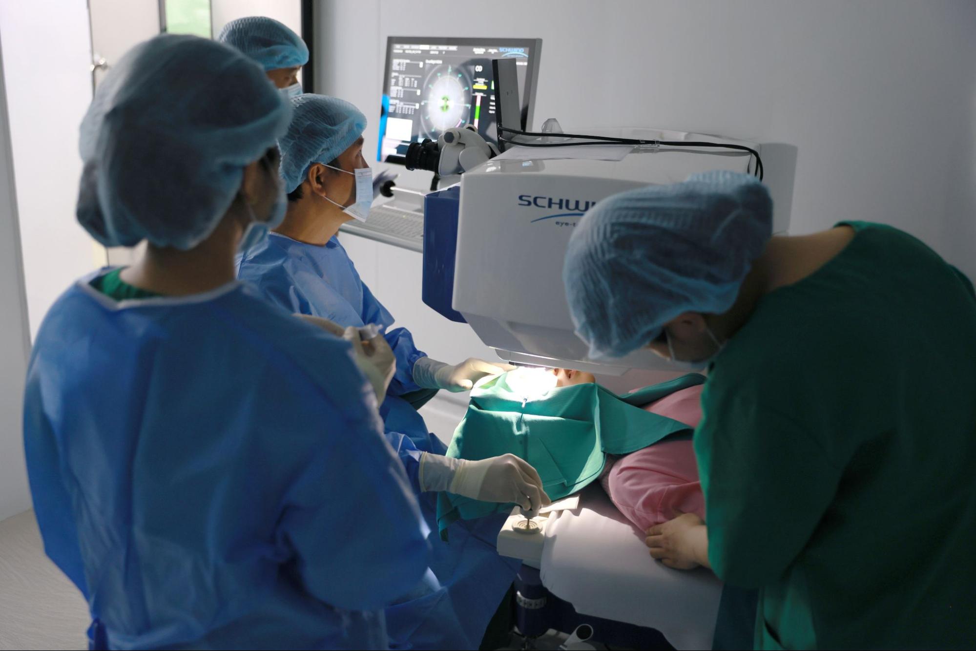 Hệ thống SCHWIND ATOS cùng tính năng EyeTracking tự động