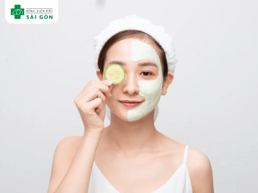 Đắp dưa leo trị thâm mắt