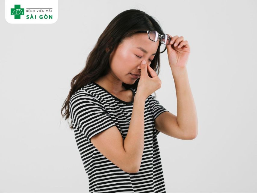 Mờ và mỏi mắt là dấu hiệu cận thị