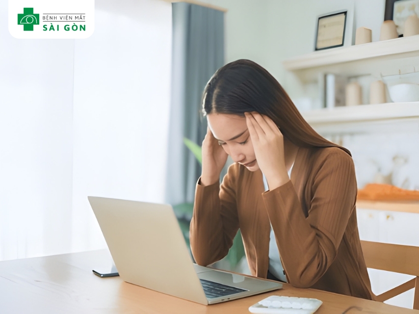 Lé kim có thể xuất hiện liên tục hoặc từng lúc