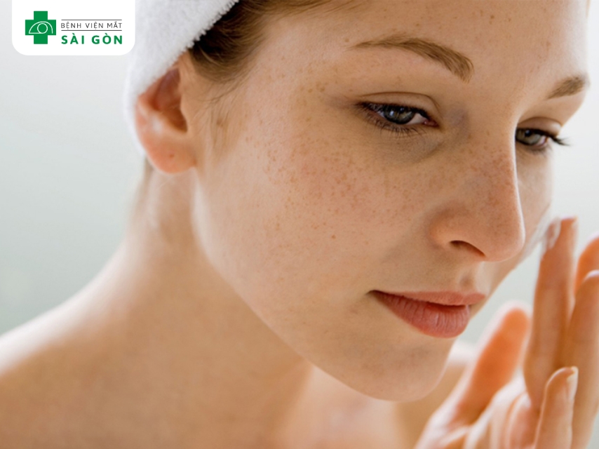 Da khô và và nứt là dấu hiệu thiếu vitamin C