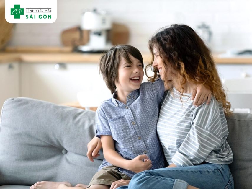 Đau mắt đỏ dễ lây lan