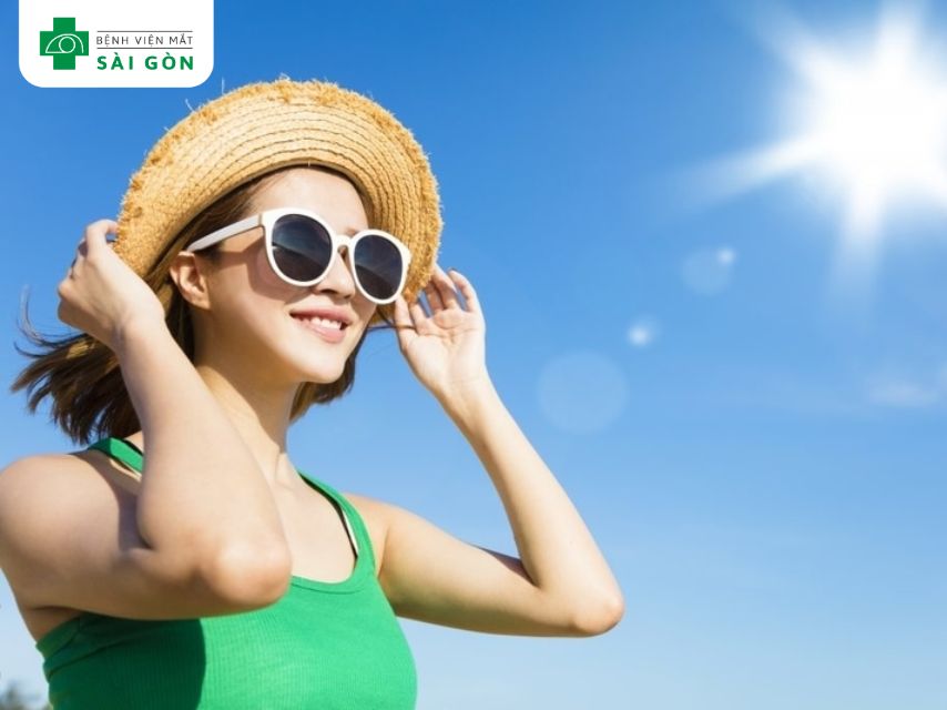 Đeo kính khi đi đường giúp trị đau mắt đỏ