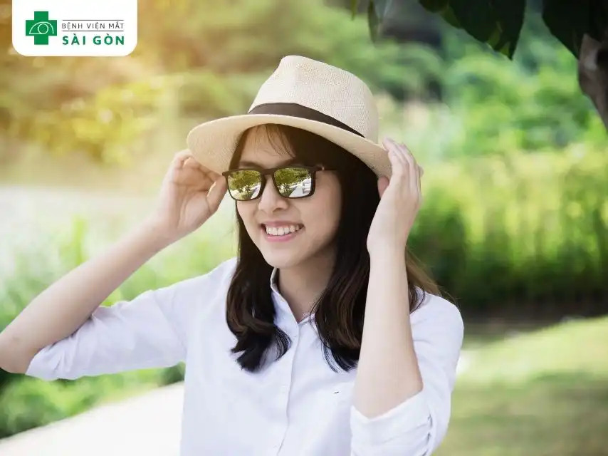 Đeo kính râm khi ra ngoài để bảo vệ mí mắt bị sưng
