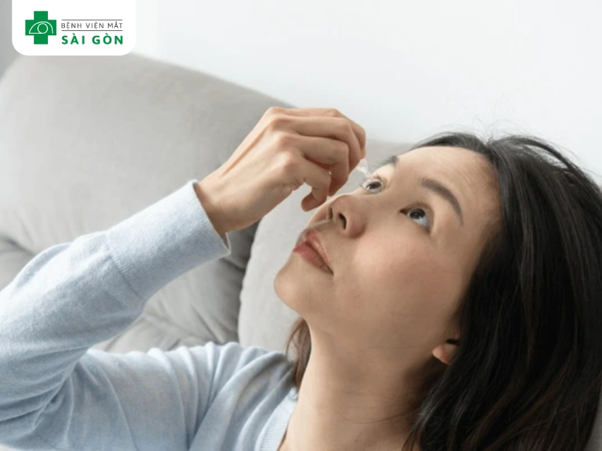 Dùng thuốc nhỏ mắt để giảm triệu chứng đau