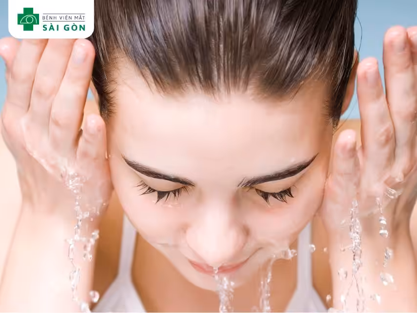 Rửa mắt ngay lập tức