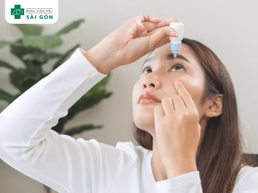 Sử dụng nước mắt nhân tạo