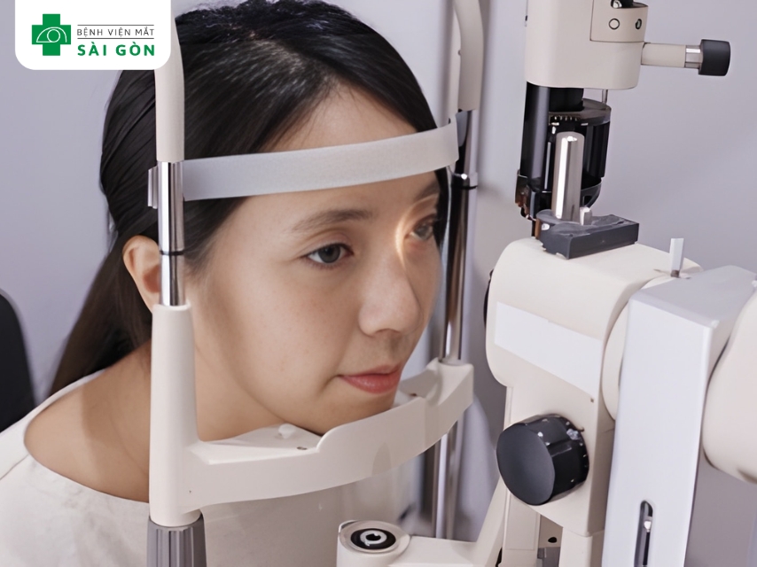 Khám ngay lập tức nếu có dấu hiệu mụn nước ở vùng mắt