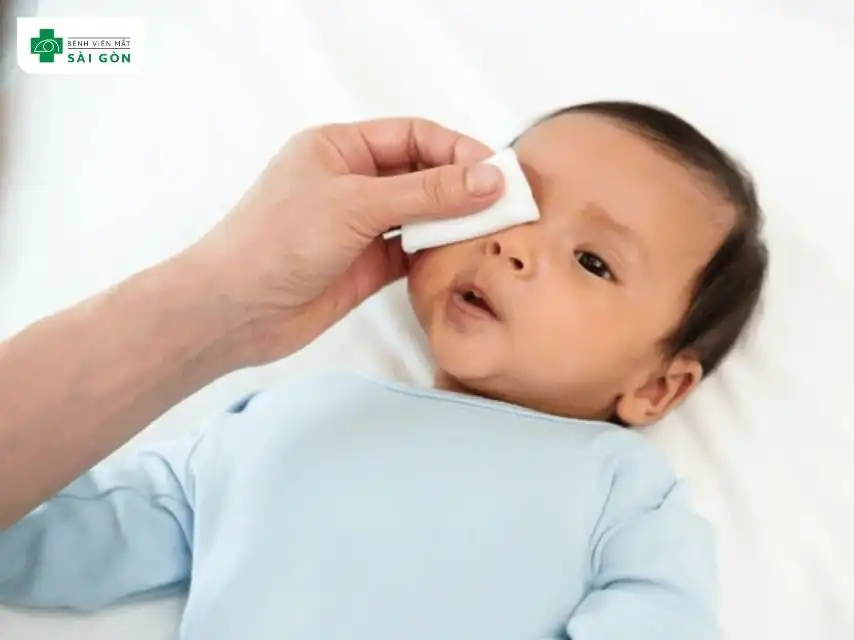 Điều trị tình trạng nổi mụn trắng ở mí mắt trên