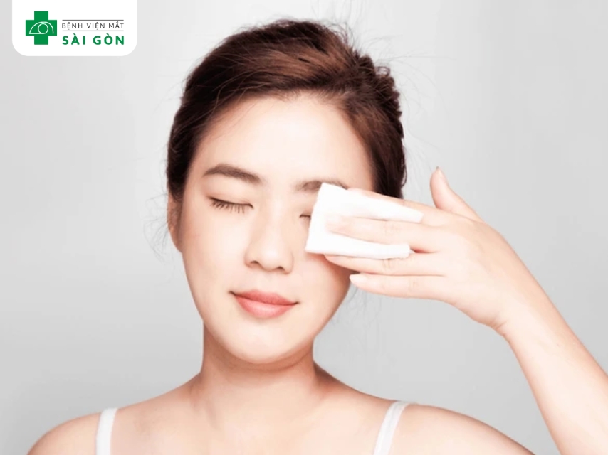 Vệ sinh viêm bờ mi sạch sẽ hàng ngày