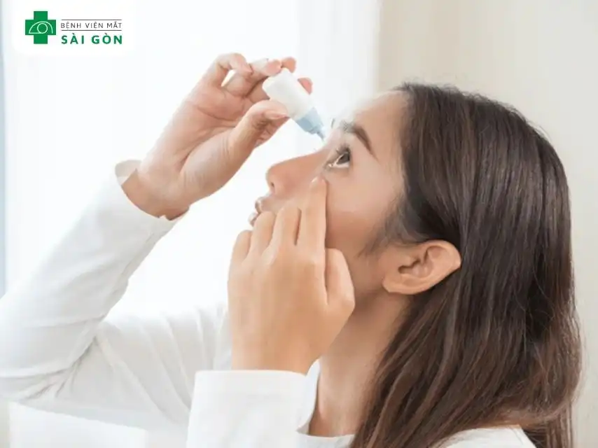 Thuốc nhỏ hoặc thuốc mỡ kháng sinh ngăn nhiễm trùng