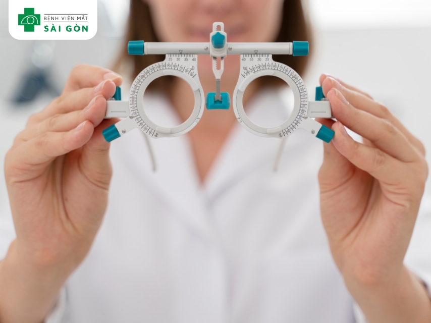 Độ cận chưa ổn định khi mổ gây tái cận