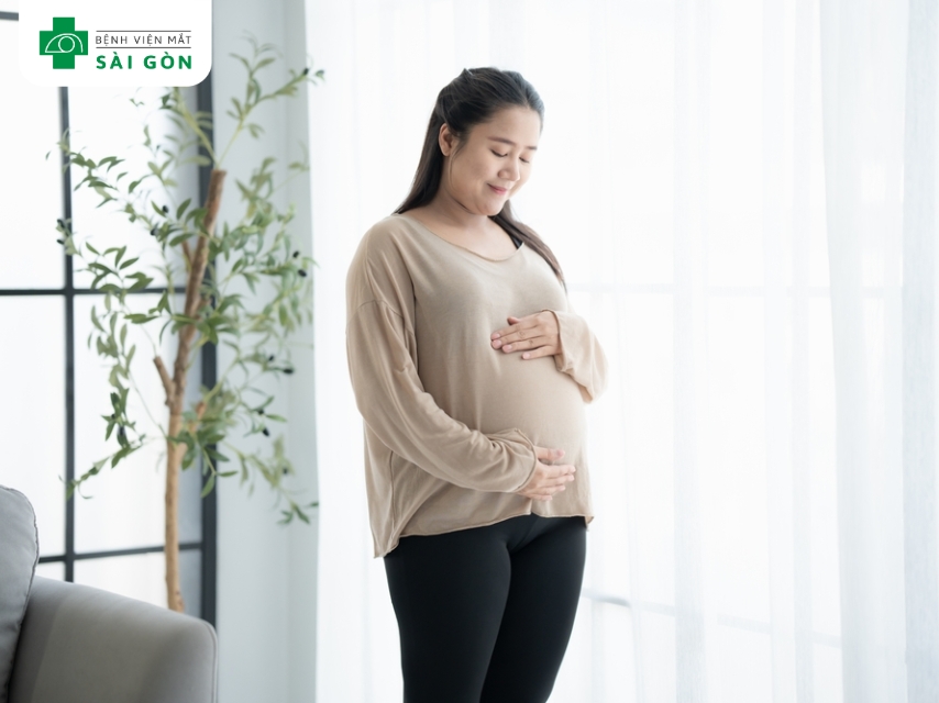 Mẹ bầu gần sinh không nên mổ cận