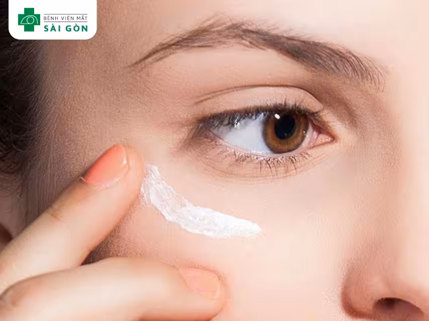 Dưỡng ẩm da vùng mắt