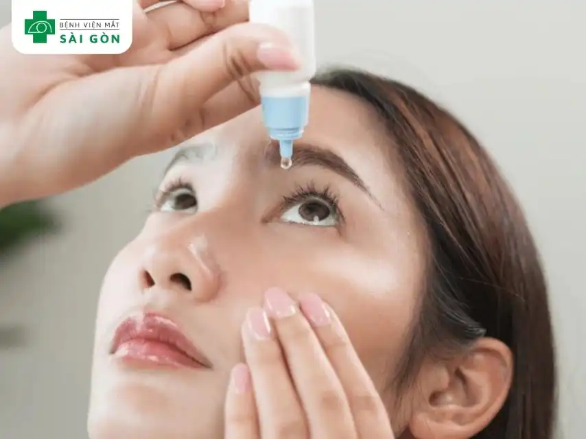 Giữ lọ cách mắt khoảng 2-3 cm khi nhỏ thuốc