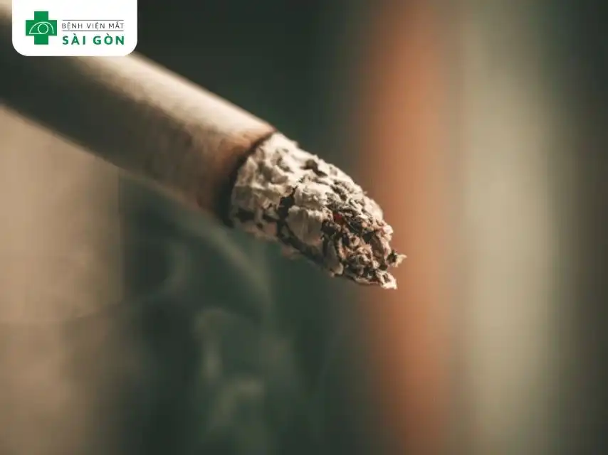 Hút thuốc lá gây thoái hóa võng mạc