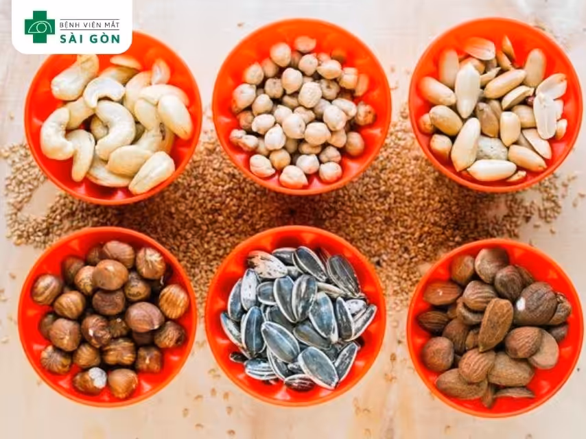 Các loại hạt như hạt bí, hạt điều, hạnh nhân, mè là nguồn kẽm thực vật tốt