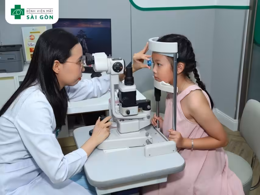 Thăm khám mắt cho bé