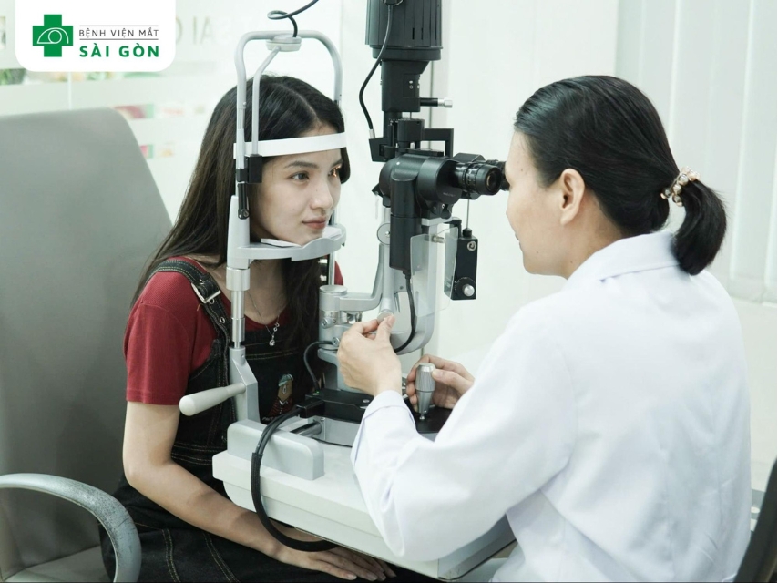 Tái khám mắt định kỳ