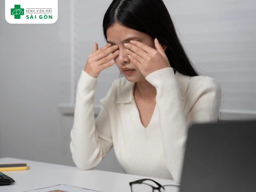 Khô mắt khiến bề mặt mắt bị kích ứng