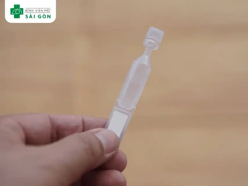 Không dùng chung thuốc mắt với người khác