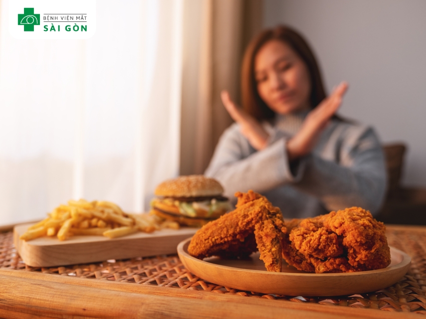 Đồ ăn nhiều dầu làm chậm quá trình phục hồi mắt