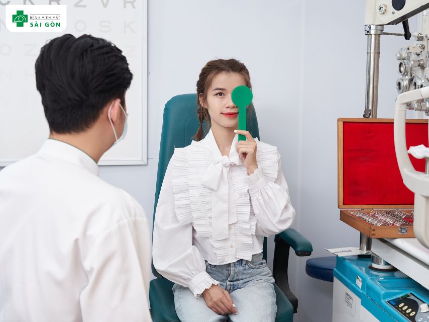 Tuân thủ lịch tái khám sau phẫu thuật cận 10 độ